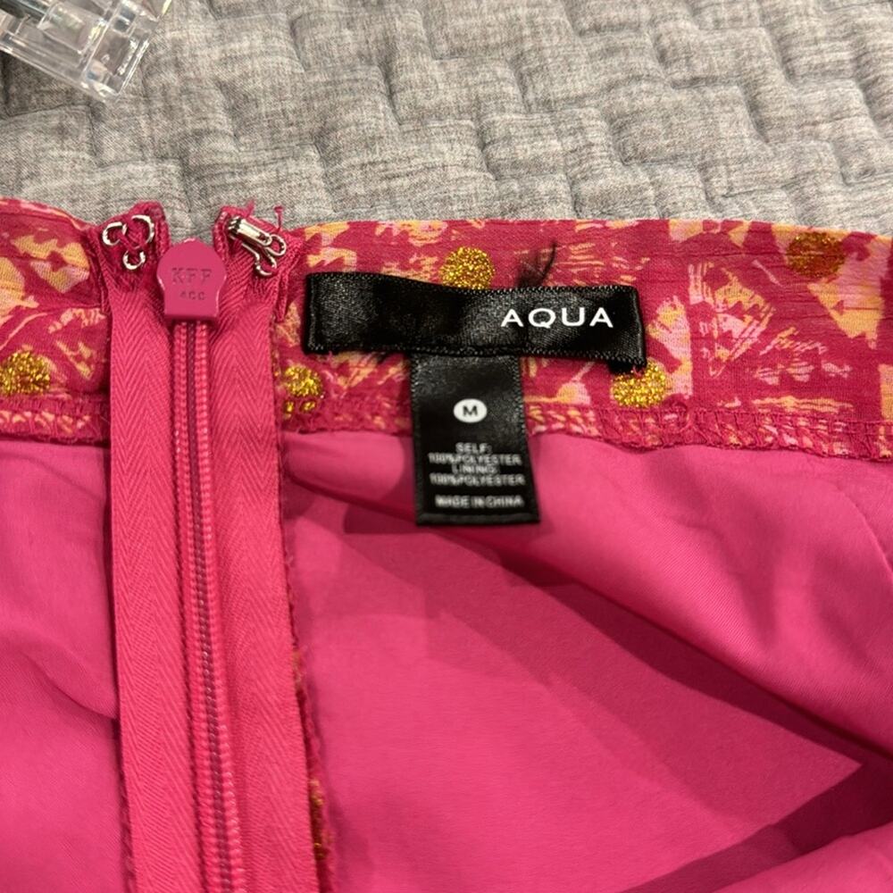 Aqua NWT Pink/ Gold Metallic printed lined Wrap Skirt size M. 100% Polyester. - Picture 7 of 10